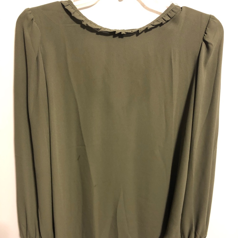 Blouse w/ small balloon sleeves